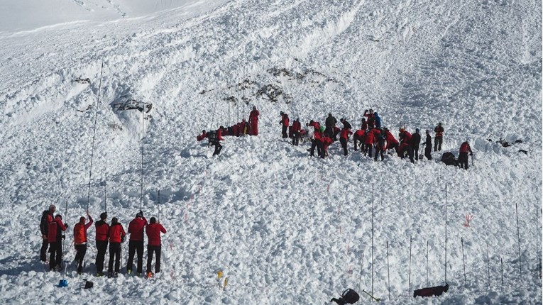 Čudo u austrijskim Alpama: Skijaš preživio pet sati ispod lavine